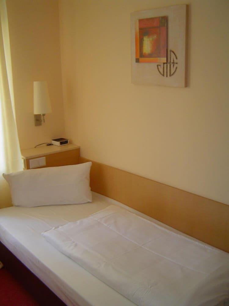 Hotel Petersburg Superior Dusseldorf Bagian luar foto
