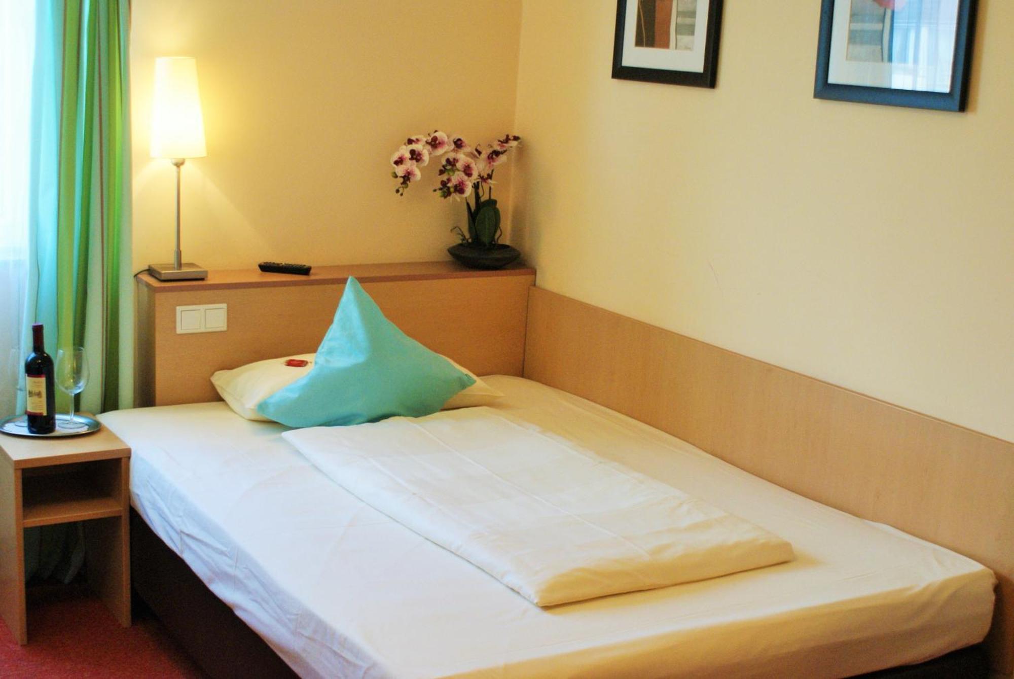 Hotel Petersburg Superior Dusseldorf Bagian luar foto